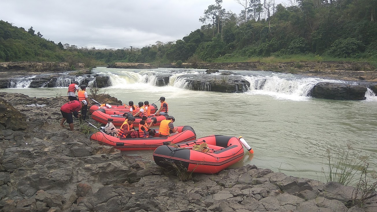 Chèo thuyền tại thác Dray Sáp Thượng Chèo thuyền tại thác Dray Sáp Thượng