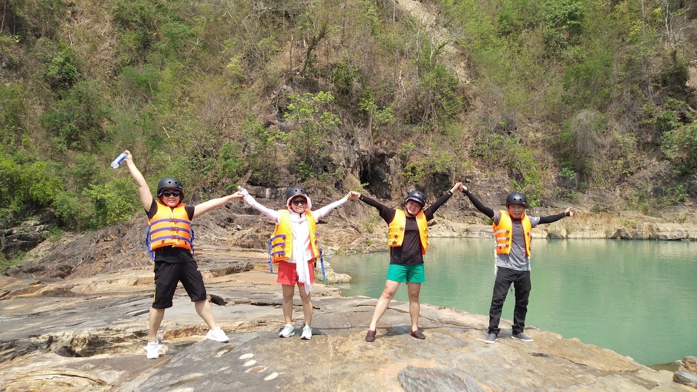 đi bộ tại thác Dray Sáp Thượng đi bộ tại thác Dray Sáp Thượng